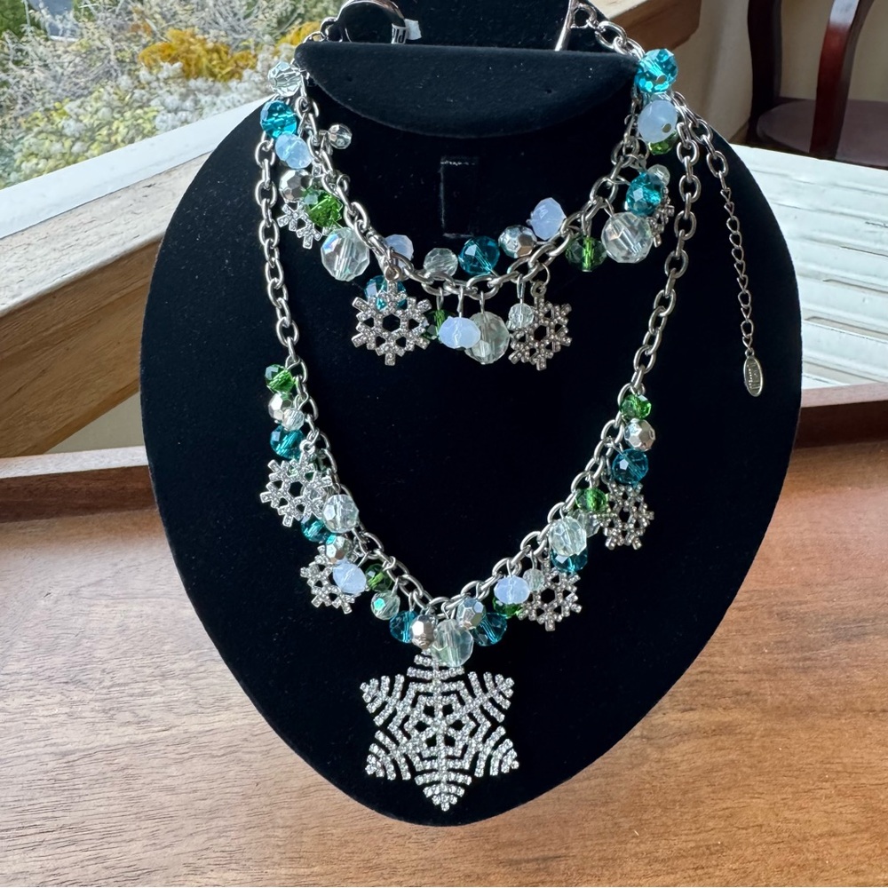 Pier One Imports Sparkle Snowflake Necklace & Bracelet Combo - Picture 3 of 10